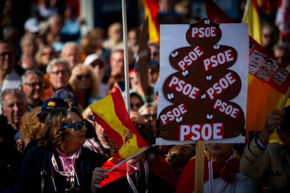 Decenas de personas participan en la protesta contra los casos de corrupción del Gobierno, este domingo. 