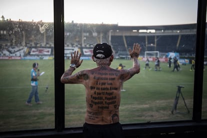 En la imagen Delneri Martins Viana observa un partido de fútbol en el estadio Sao Genario de Río de Janeiro.