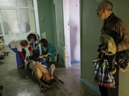 Homem é atendido em hospital de Artemivsk, Ucrânia.