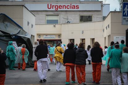 Vecinos y policías municipales aplauden a los trabajadores sanitarios del Hospital Gregorio Marañón (Madrid).