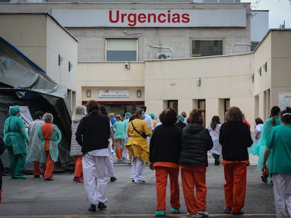 Vecinos y policías municipales aplauden a los trabajadores sanitarios del Hospital Gregorio Marañón (Madrid).