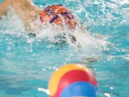 Un waterpolista conduce el balón en el CN L´Hospitalet.