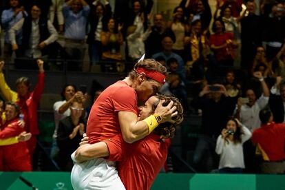 Nadal y Feliciano celebran la victoria este sábado contra Gran Bretaña en la Caja Mágica de Madrid.