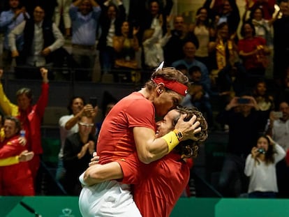 Nadal y Feliciano celebran la victoria este sábado contra Gran Bretaña en la Caja Mágica de Madrid.