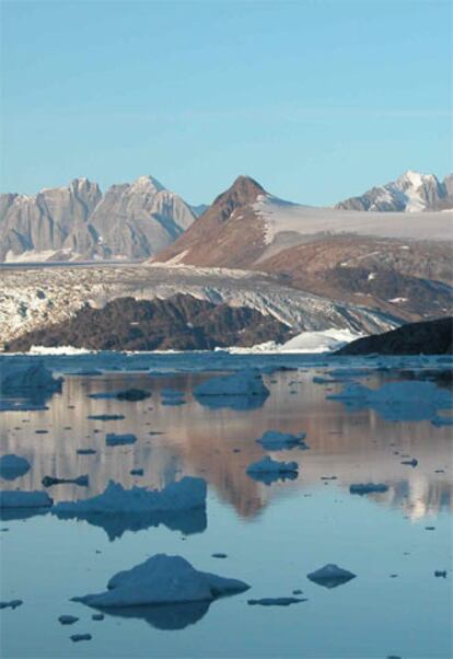 Icebergs fomados por la fractura de la lengua del glaciar Kangerdlussuaq (Groenlandia)