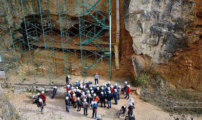 Resulta casi inevitable que Atapuerca inicie este recorrido, porque puede presumir de ser uno de los yacimientos más importantes del mundo, un lugar que ha llevado a reescribir la evolución remota de nuestra especie, aportando savia nueva al larguísimo y borroso árbol genealógico que se consuma en nosotros, los homo sapiens. Lo más destacado de la visita (que cuesta 6 euros) son tres yacimientos: la Sima del Elefante, Galería y la Gran Dolina. A unos 15 kilómetros de los yacimientos de la sierra de Atapuerca, la excursión puede seguir en el Museo de la Evolución Humana, en el centro de la ciudad de Burgos. En la imagen, el yacimiento de Galería de Atapuerca. Más información: <a href="https://www.atapuerca.org/"target="_blank">atapuerca.org.</a>