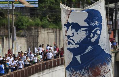 Pancarta con el retrato de monse&ntilde;or Romero, este s&aacute;bado en San Salvador.