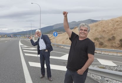 El fotógrafo Daniel Mordzinski retrata a los autores que acuden a la cita literaria en Segovia. Entre el 27 y el 30 de octubre, la reflexión y el debate toman la ciudad medieval con, entre otros, Antony Beevor y Philippa Gregory del Reino Unido, Evelio Rosero de Colombia, Juan José Millas, Javier Moro y Matilde Asensi de España, Nicole Krauss de los Estados Unidos, Mariusz Szczygiel de Polonia y Karl Ove Knausgård de Noruega. En la imagen, el escritor sirio Khaled Khalifa y el escritor tunecino Habib Selmi en la ruta Madrid