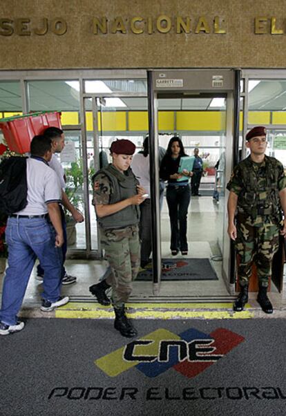 Guardias de seguridad ante la oficina del Consejo Electoral.