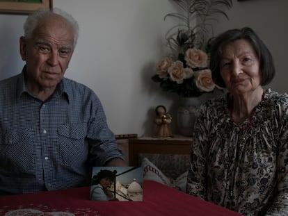 Hermann y Karolina, los padres de Evi, el pasado mes de mayo, en su casa de Lana.