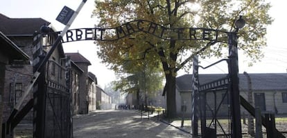 La entrada del campo de esterminio nazi de Auschwitz 