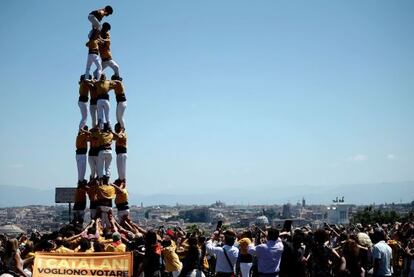 Un 'castell' por el derecho a decidir de Cataluña en Roma.