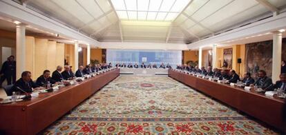 Panorámica del salón en Moncloa donde se han reunido el presidente del Gobierno, José Luis Rodríguez Zapatero, con los principales empresarios españoles.