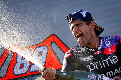 Jorge Martn celebra el ttulo de MotoGP al quedar tercero en el Gran Premio Barcelona Solidaridad este domingo.