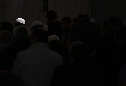 Un hombre co un 'Kufi' (gorro para la oración) reza en la mezquita de Gallipoli en el barrio de Auburn, en Sidney.