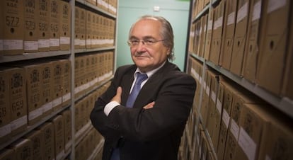 Sans Trav&eacute; junto a las cajas en las que lleg&oacute; la documentaci&oacute;n de Salamanca al Arxiu Nacional de Catalunya.