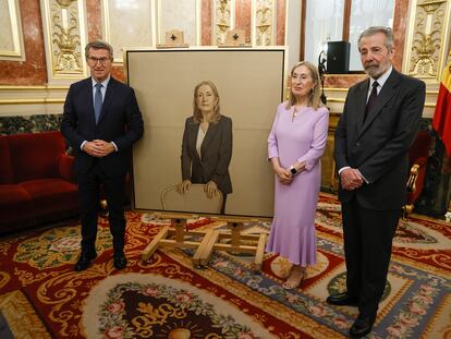 Alberto Núñez Feijóo con Ana Pastor y el pintor Hernán Cortés, ante el retrato oficial de la expresidenta de las Cortes.