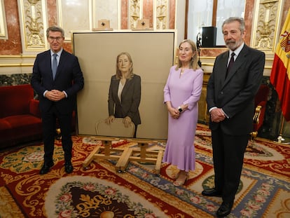 Alberto Núñez Feijóo con Ana Pastor y el pintor Hernán Cortés, ante el retrato oficial de la expresidenta de las Cortes.
