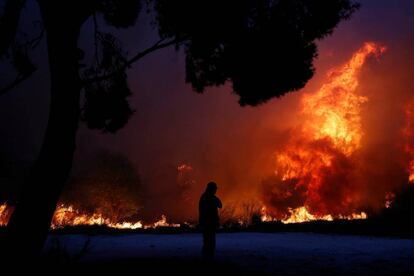 Uno de los incendios en el pueblo de Rafina (Grecia) este lunes.  