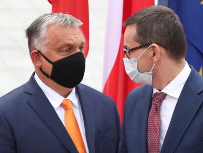 El primer ministro polaco, Mateusz Morawiecki (a la derecha), con su homólogo húngaro, Viktor Orbán, en la reunión del Grupo de Visegrado el pasado septiembre en Lublin.