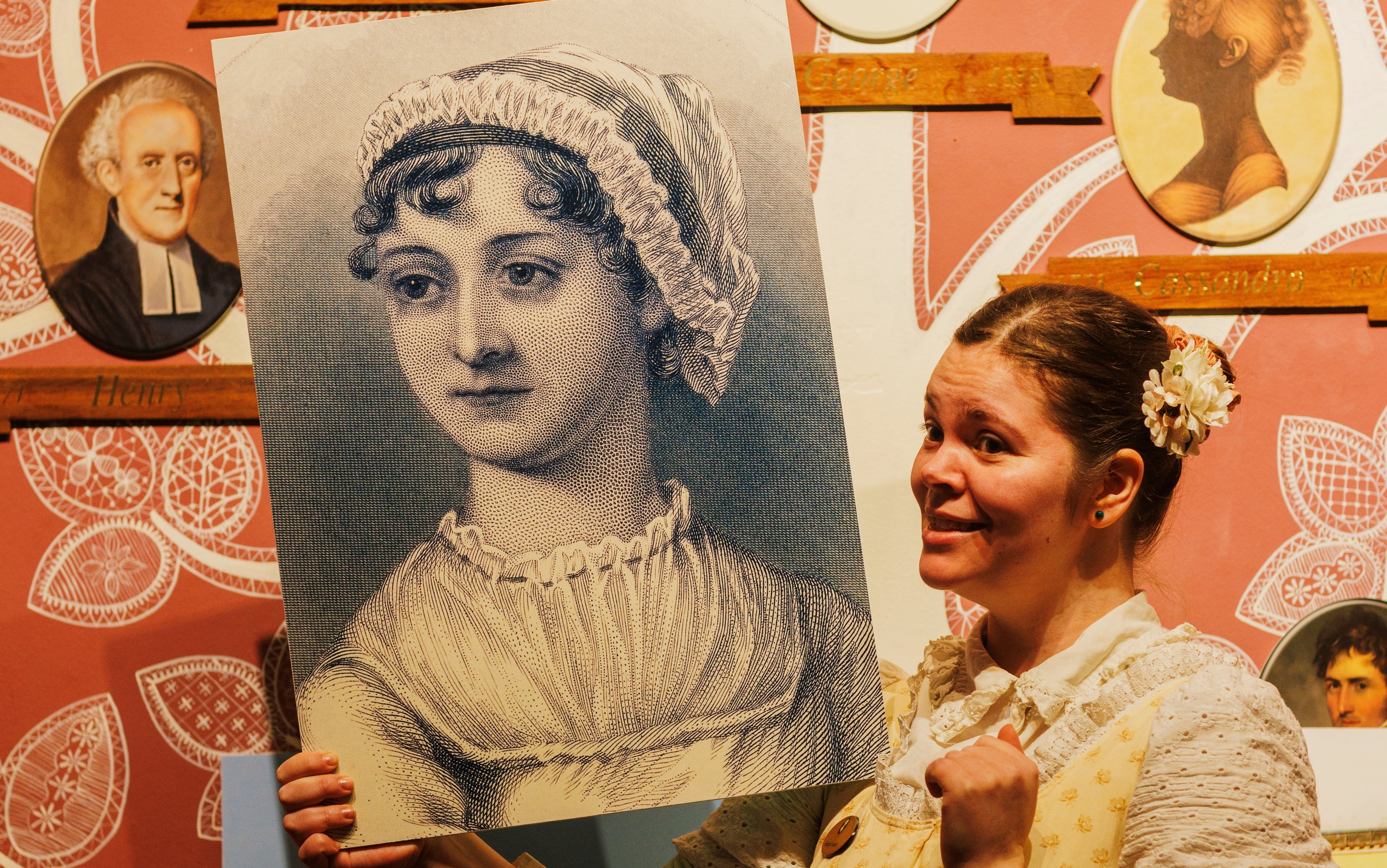 Una guía vestida de época con un retrato de la escritora, en el Jane Austen Centre de Bath (Inglaterra), en enero de 2025.