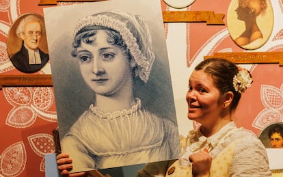 Una guía vestida de época con un retrato de la escritora, en el Jane Austen Centre de Bath (Inglaterra), en enero de 2025.