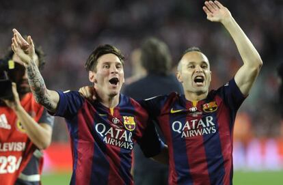 Messi celebra la Copa con Iniesta. 