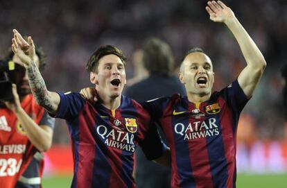 Messi celebra la Copa con Iniesta.