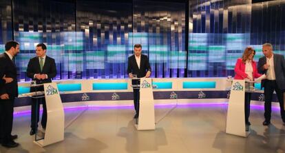 Los candidatos del PSOE PP e IU a la Junta antes del primer debate televisivo.