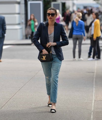 Miranda Kerr sigue la tendencia de los 'boyfriend' que combina con camiseta básica y americana para una mañana de compras en Nueva York.