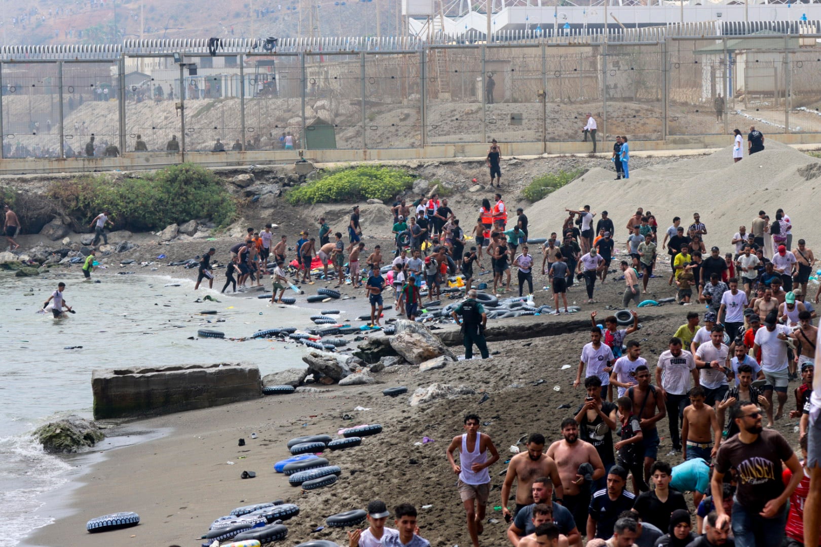 Los servicios de inteligencia concluyen que Rabat permitió y utilizó la oleada humana sobre Ceuta, pero no la planeó