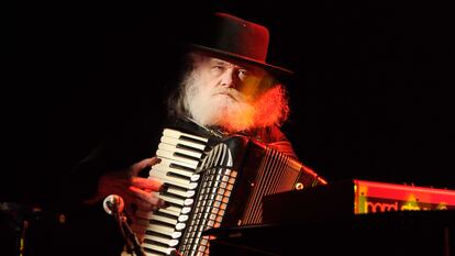 Garth Hudson actúa en un escenario en East Rutherford, Nueva Jersey, en 2012.