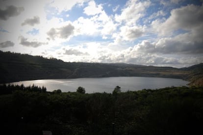 Imagen del lago artificial de Meirama. / GABRIEL TIZÓN