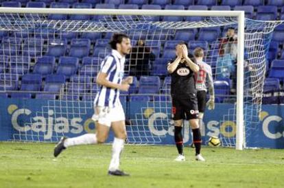 Poli corre a felicitar a un compañero tras un gol mientras Domínguez se echa las manos al rostro.