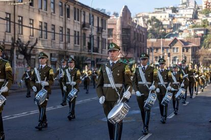 Cuenta Pública 2023 en el Congreso Nacional, en Valparaíso. Encabezada por el Presidente Gabriel Boric.
En la foto: orfeón de carabineros se retira del congreso nacional

Fotos: Cristian Soto Quiroz.
Valaparaiso, 01 junio 2023