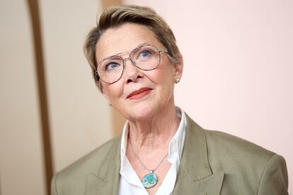 Annette Bening, que dio la sorpresa al colarse en la categoría de mejor actriz con su nominación por 'Nyad', donde interpreta a la nadadora Diana Nyad, a su llegada al Beverly Hilton.