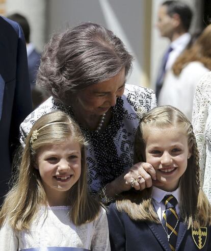 Doña Sofía hace una caricia a su nieta, la princesa Leonor, acompañada por la infanta Sofía a su llegada a la parroquia Asunción de Nuestra Señora de Aravaca donde recibe la Primera Comunión.