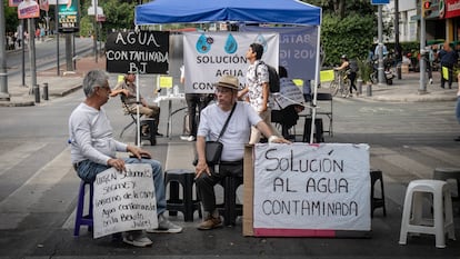 Vecinos de la alcaldía Benito Juárez bloquean el cruce de las avenidas Insurgentes y Xola para protestar por el agua contaminada, en abril de 2024.