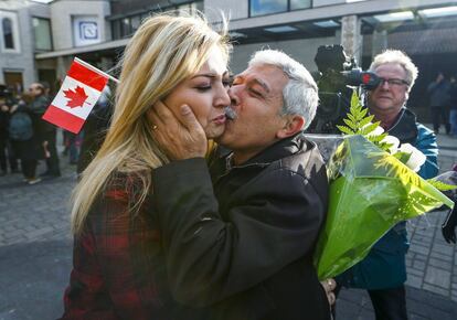 Maria Karageozian is reunited with her father Hagop, a Syrian refugee who arrived earlier this morning at the Armenian Community Centre of Toronto in Mississauga, Ontario, December 11, 2015. REUTERS/Mark Blinch       TPX IMAGES OF THE DAY     