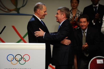 Jacques Rogge, a la izquierda, saluda a su sucesor, Thomas Bach. 