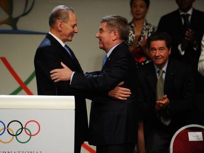 Jacques Rogge, a la izquierda, saluda a su sucesor, Thomas Bach.