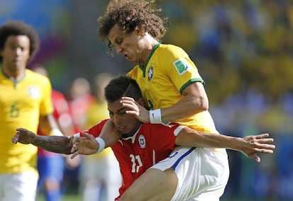 Eduardo Vargas y el brasileño David Luiz luchan por el balón.