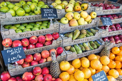 Un puesto de frutas en Londres con los precios marcados en kilos.