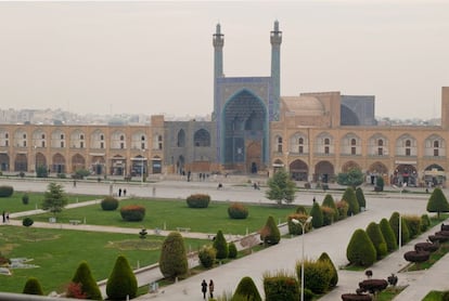 La plaza de Naghsh-e Jahan, en Isfahán, es uno de los puntos de mayor interés histórico de todo el país. Patrimonio mundial y una de las mayores plazas del mundo, alberga algunos de las templos más importantes de Irán. En la foto, la mezquita del sah vista desde el palacio de Ali Qapu.