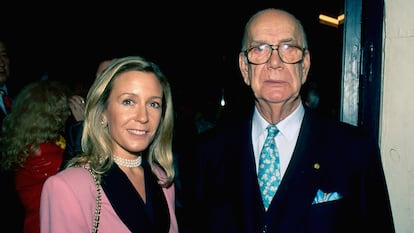 El escritor y premio Nobel Camilo José Cela y su esposa Marina Castaño, en una imagen de 2000.