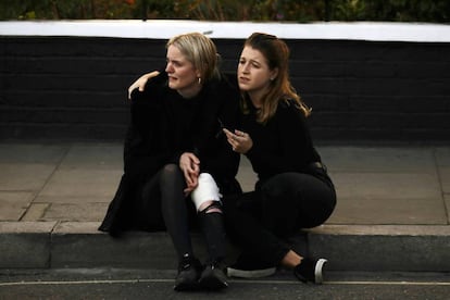 La explosión habría tenido su origen en un cubo blanco con una bolsa de plástico situado en un vagón del suburbano. En la imagen, unas mujeres tras la explosión en la estación de metro de Parsons Green.