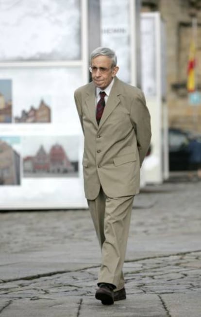 John Nash pasea por la plaza del Obradoiro, en Santiago de Compostela, en 2007.