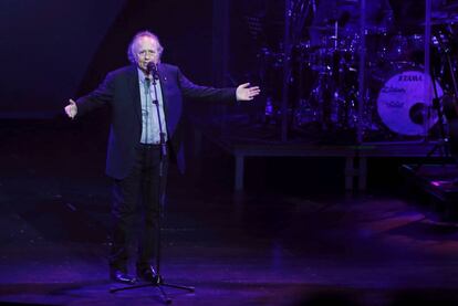 Joan Manuel Serrat durante su actuación en Pamplona el 9 de junio.