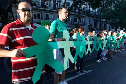 Cientos de profesores se concentran frente a la sede de la consejería de Educación en la calle Alcalá.