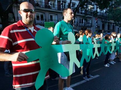 Cientos de profesores se concentran frente a la sede de la consejería de Educación en la calle Alcalá.